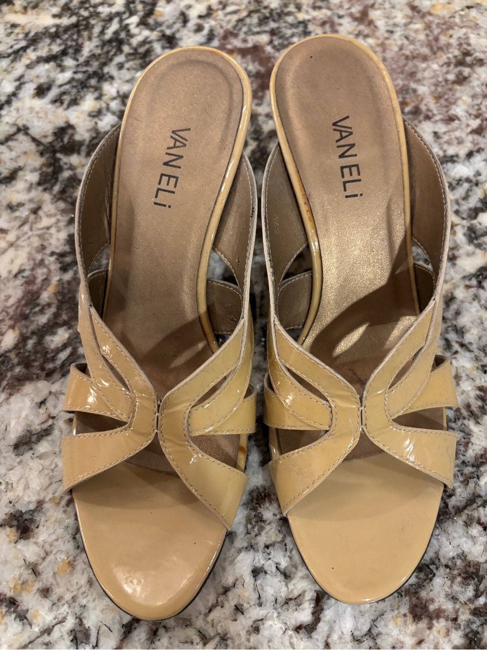 Vaneli Patent Leather Open-Toe Slide in Light Beige. 7 1/2 Narrow